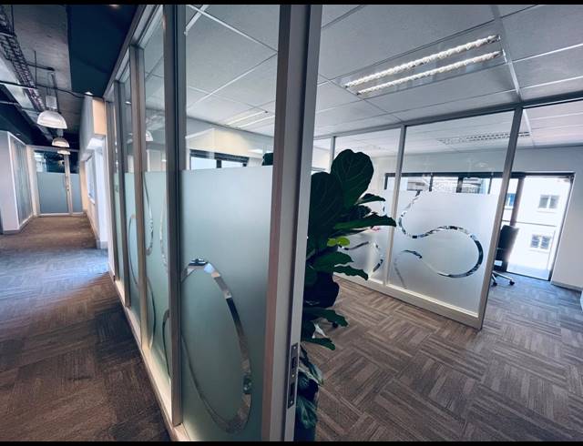 1,348M² OFFICE TO LET IN VORNA VALLEY